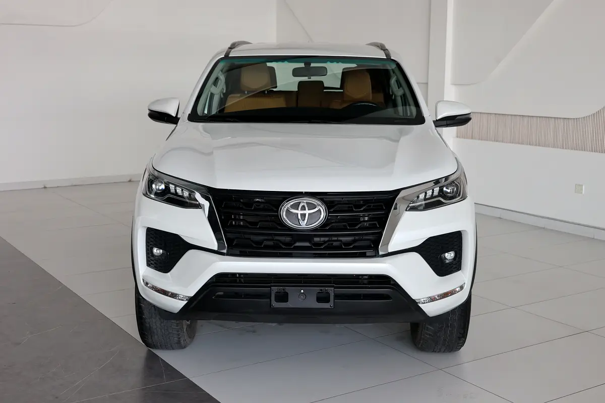 Toyota Fortuner GXR 2023 | GCC Specs | Low Mileage 46000km-Pristine Conditiom - Thumbnail 5