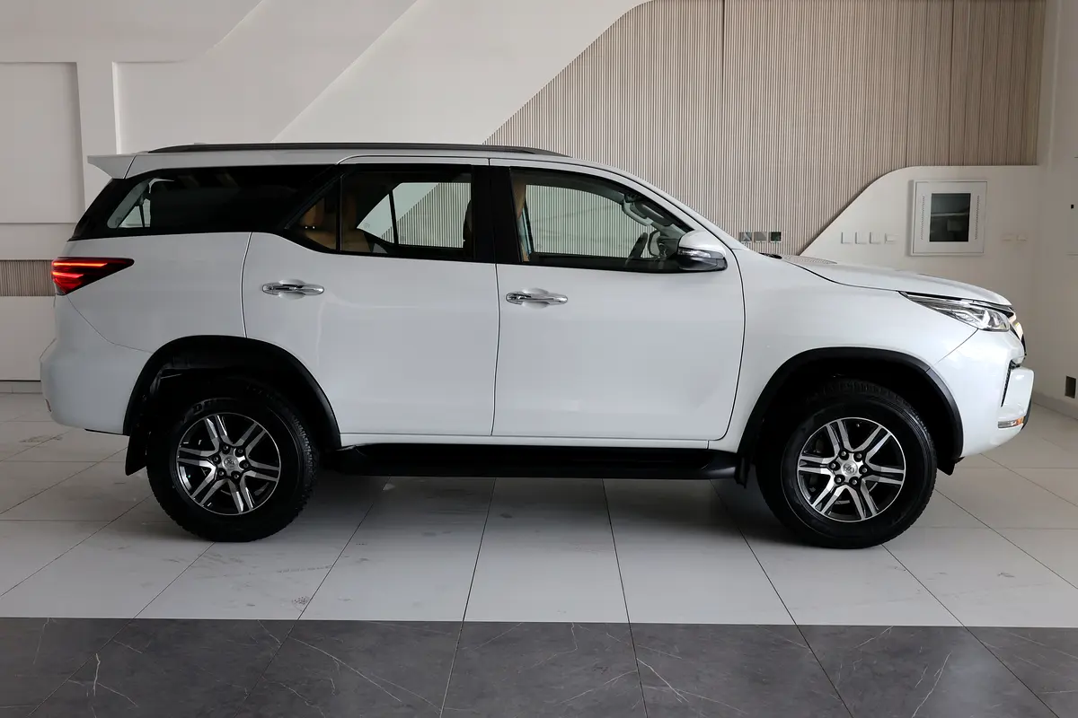 Toyota Fortuner GXR 2023 | GCC Specs | Low Mileage 46000km-Pristine Conditiom - Thumbnail 7