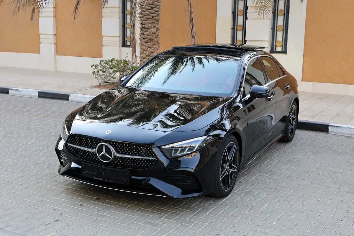 A200 AMG - GCC SPECS - UNDER WARRANTY / SERVICE CONTRACT 105,000 KM FROM GARGASH - ACCIDENT FREE - - Thumbnail 3