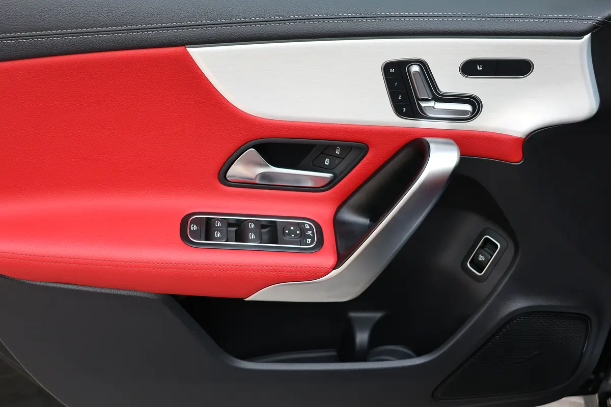 A200 AMG - GCC SPECS - UNDER WARRANTY / SERVICE CONTRACT 105,000 KM FROM GARGASH - ACCIDENT FREE - - Thumbnail 9