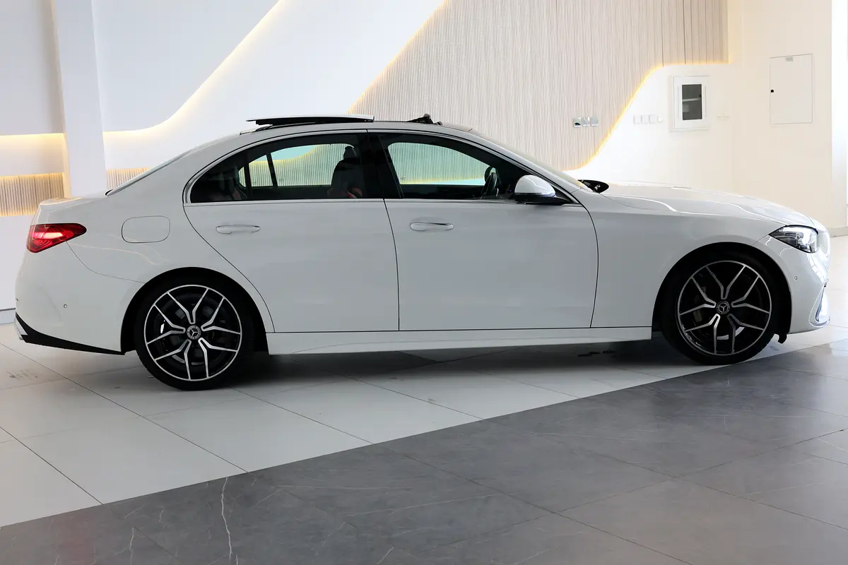 Pristine 2023 Mercedes-Benz C200 | GCC Specs | Low Mileage - Thumbnail 4