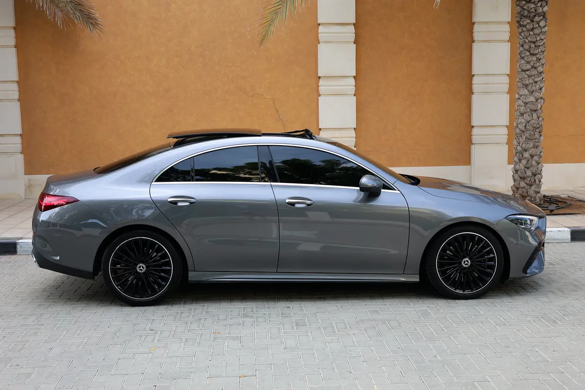 CLA250 4MATIC - GCC SPECS - 5 YEARS WARRANTY / SERVICE 105,000 KM - ACCIDENT FREE - - Thumbnail 9