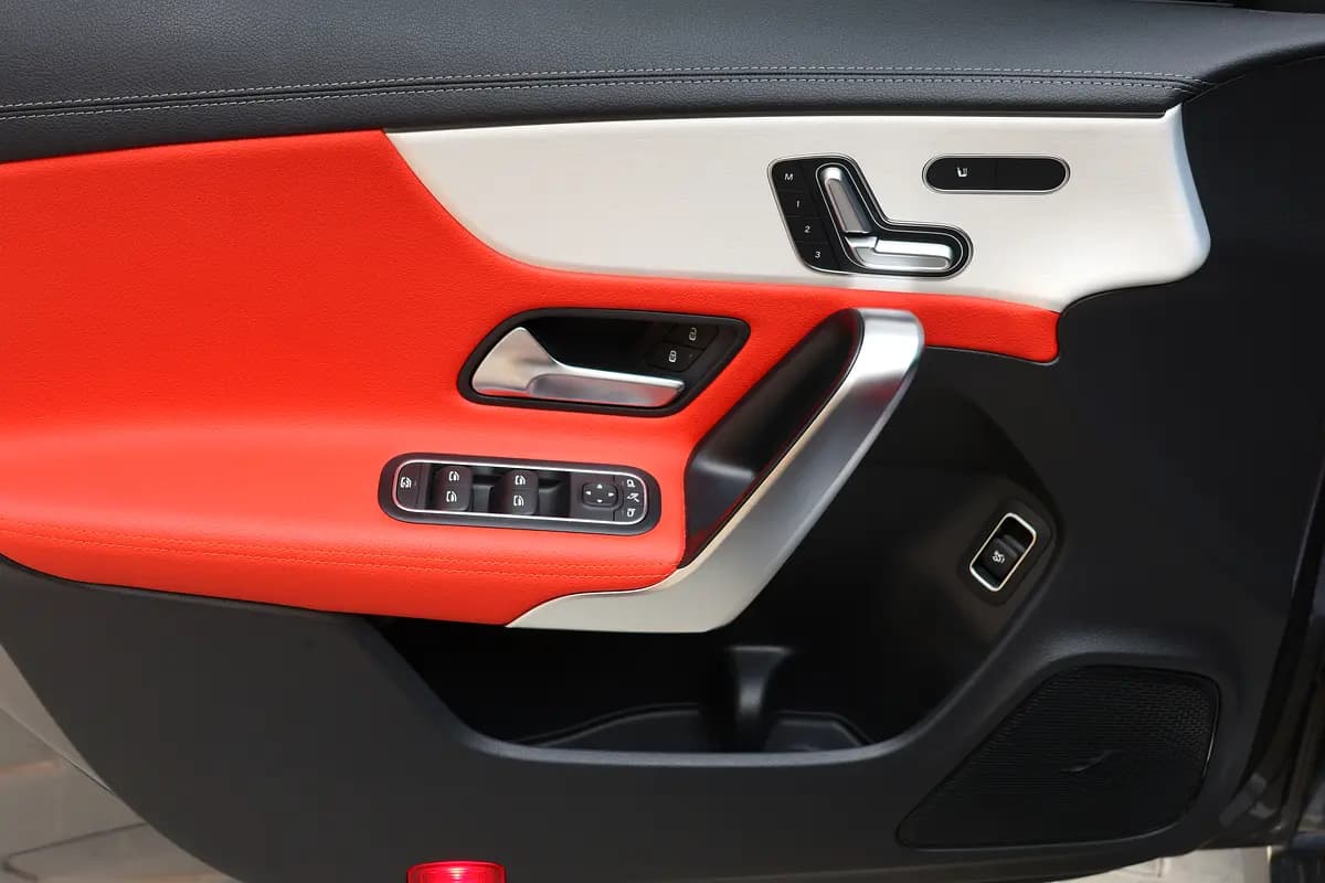 CLA250 4MATIC - GCC SPECS - 5 YEARS WARRANTY / SERVICE 105,000 KM - ACCIDENT FREE - - Thumbnail 10