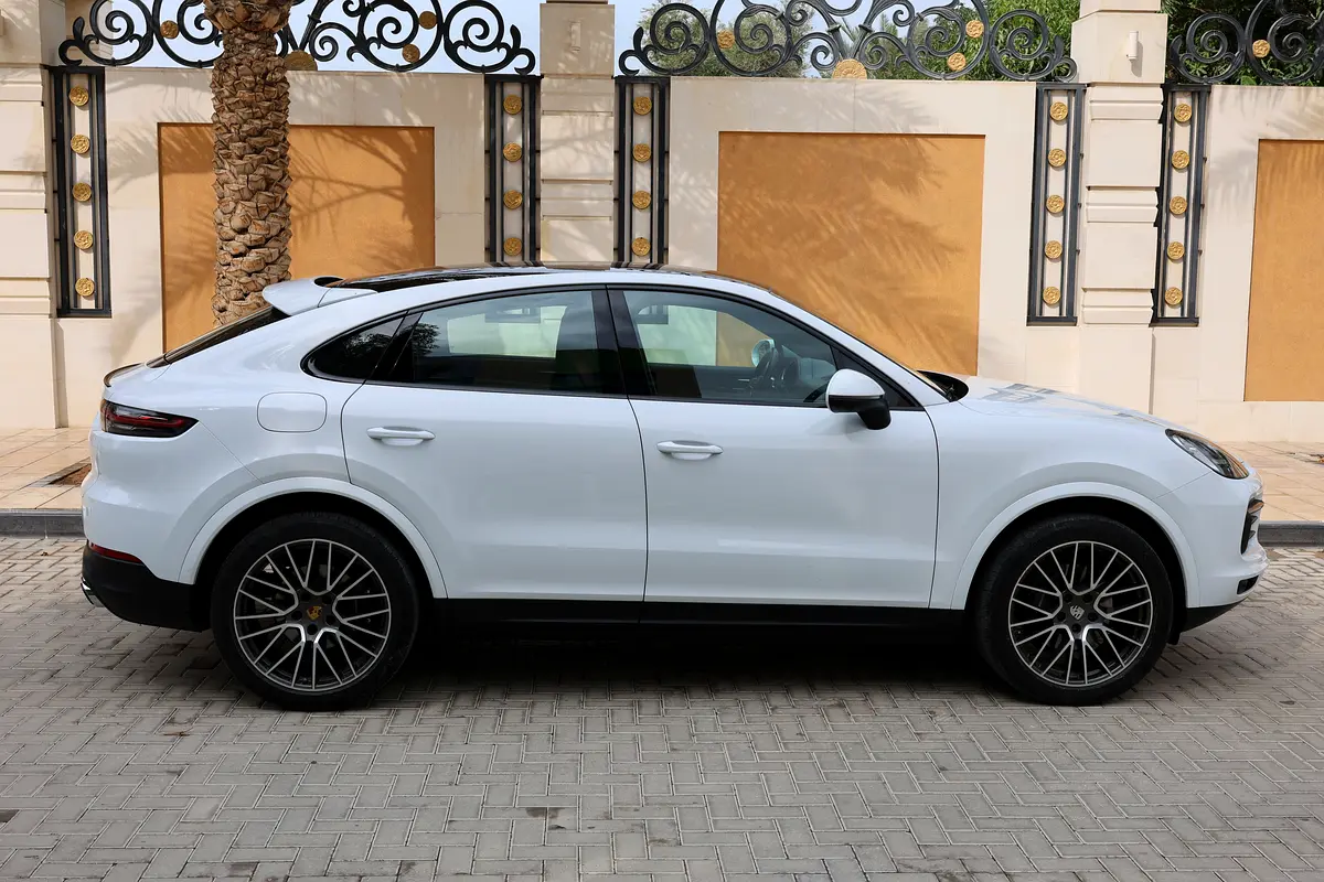 2020 Porsche Cayenne Coupe -122000KM-GCC Specs - Excellent Condition under Porsche warranty - Thumbnail 7