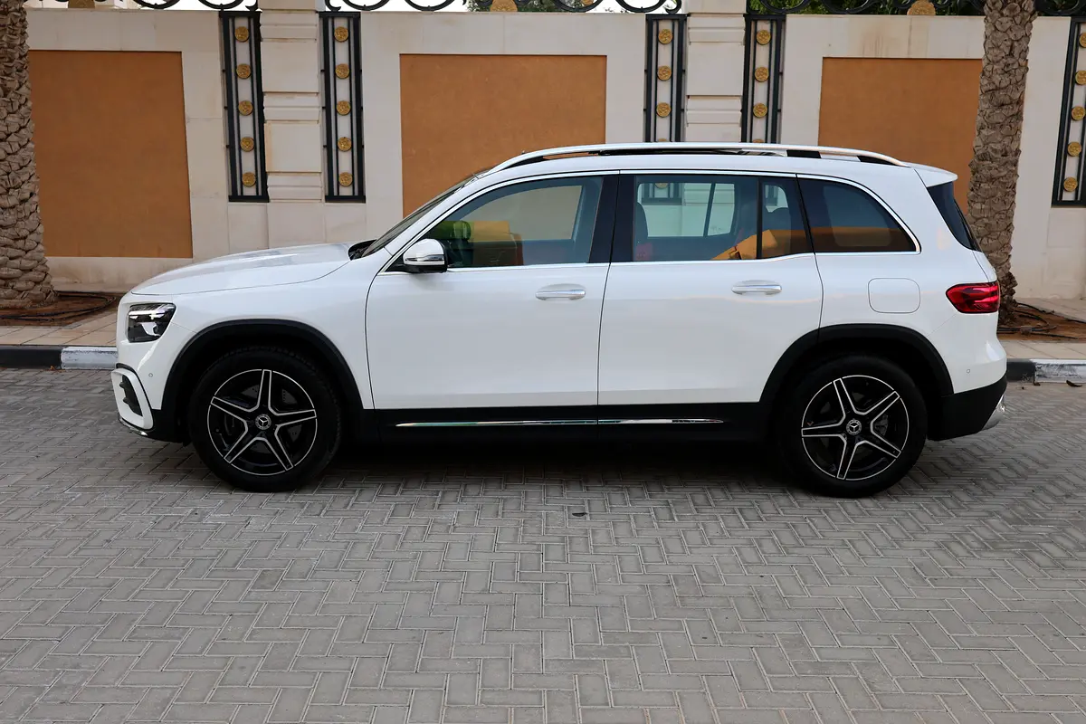 MERCEDES-BENZ GLB 250-2025-8000KM-GCC SPECS-UNDER WARRANTY  SERVICE FROM MRCEDES DEALER - Thumbnail 7