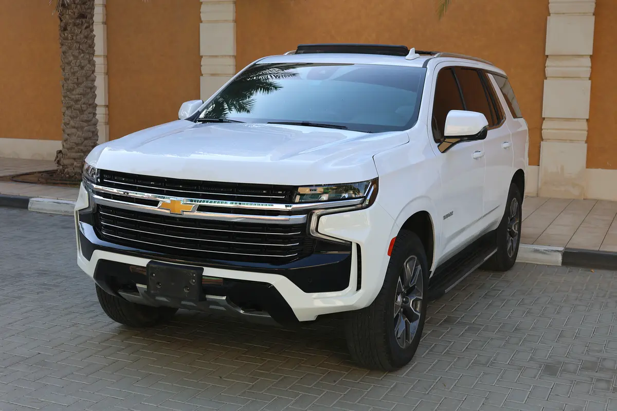 CHEVROLET TAHOE LT 4WD 5.3L V8 - GCC SPECS - UNDER WARRANTY / SERVICE 21-10-2027 - ACCIDENT FREE - - Thumbnail 3