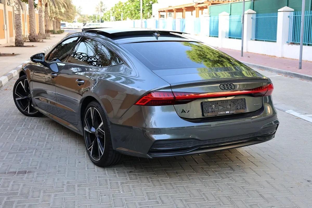 Audi A7 S-Line quattro 2025 GCC Specs-8000KM-UNDER WARRANTY  SERVICE-BRAND NEW - Thumbnail 4
