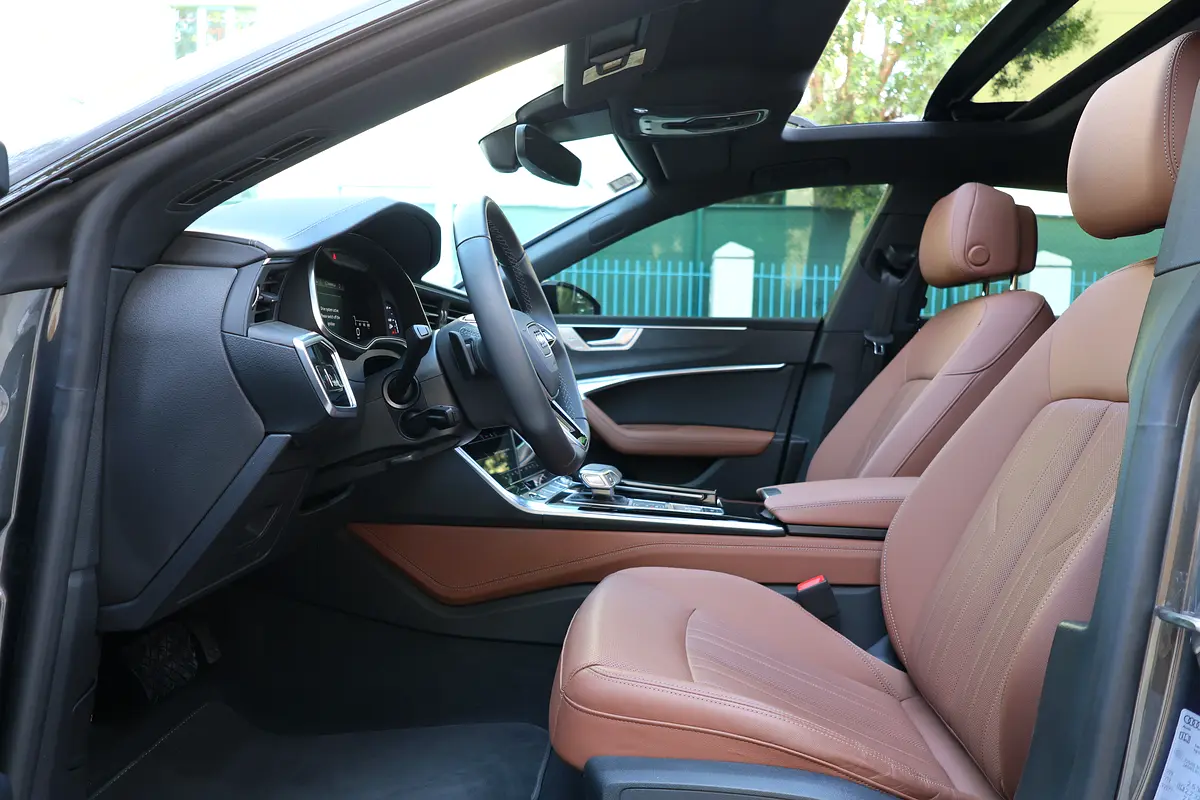 Audi A7 S-Line quattro 2025 GCC Specs-8000KM-UNDER WARRANTY  SERVICE-BRAND NEW - Thumbnail 9