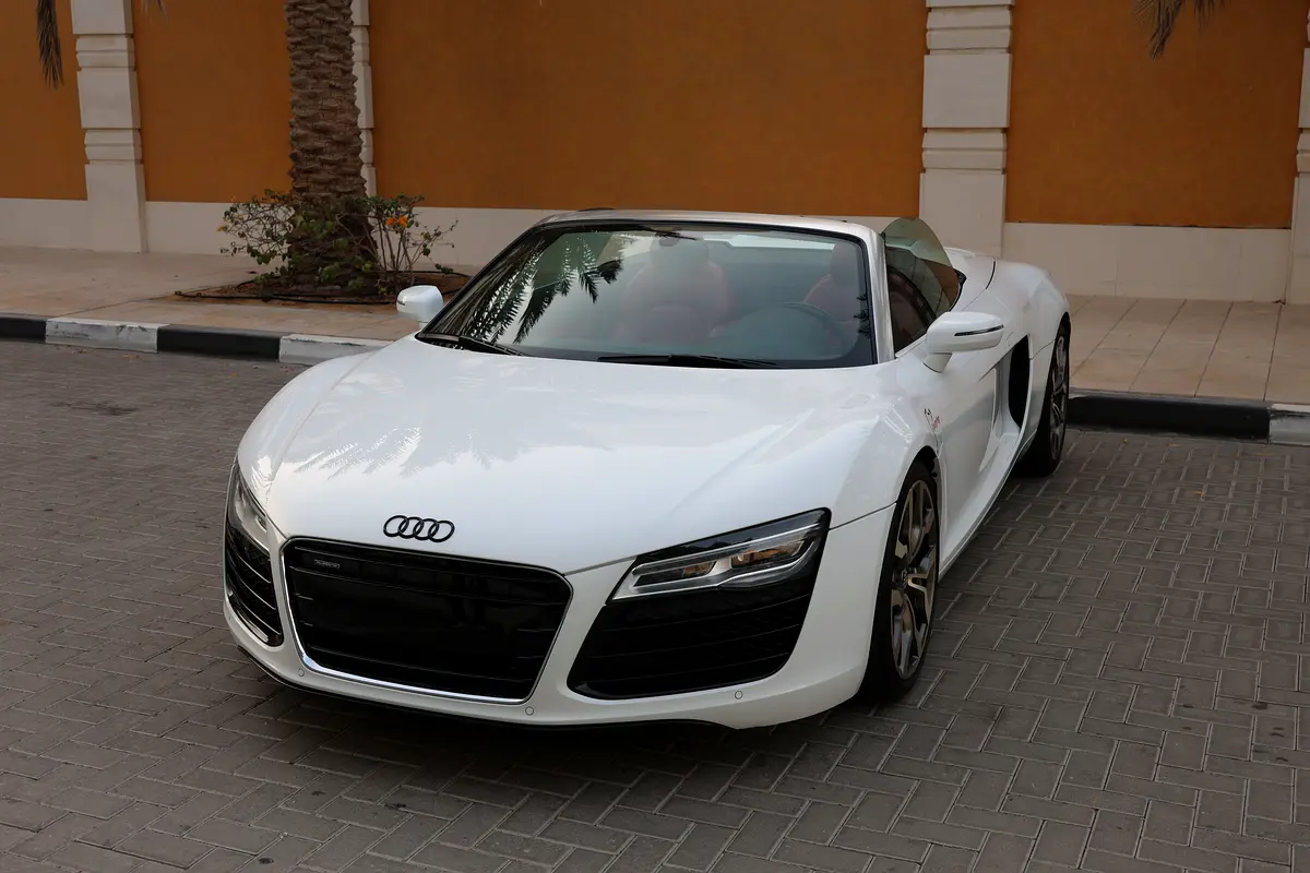(2016) AUDI- R8 SPYDER -45000KM-GCC SPECS- PERFECT CONDITION - Thumbnail 3