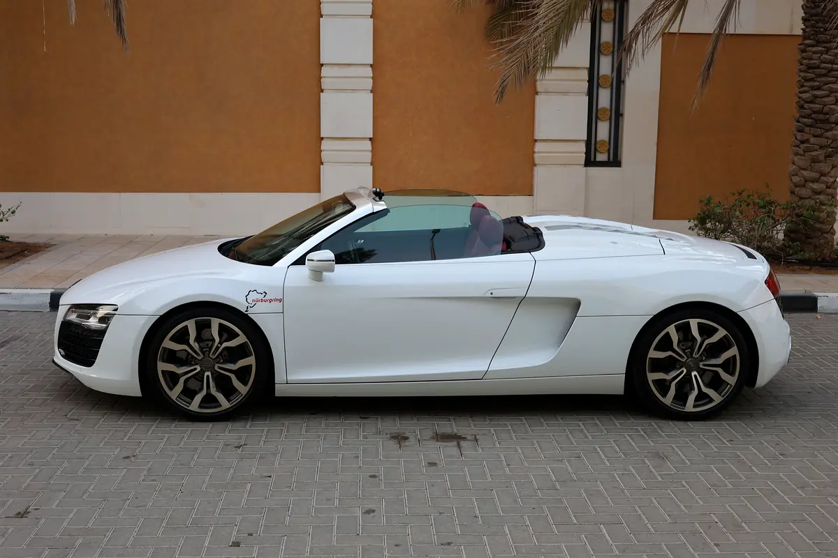 (2016) AUDI- R8 SPYDER -45000KM-GCC SPECS- PERFECT CONDITION - Thumbnail 6