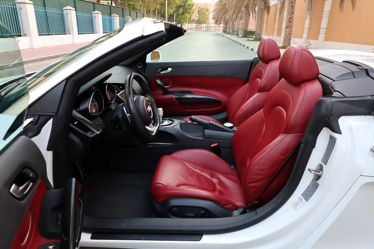 (2016) AUDI- R8 SPYDER -45000KM-GCC SPECS- PERFECT CONDITION - Thumbnail 10