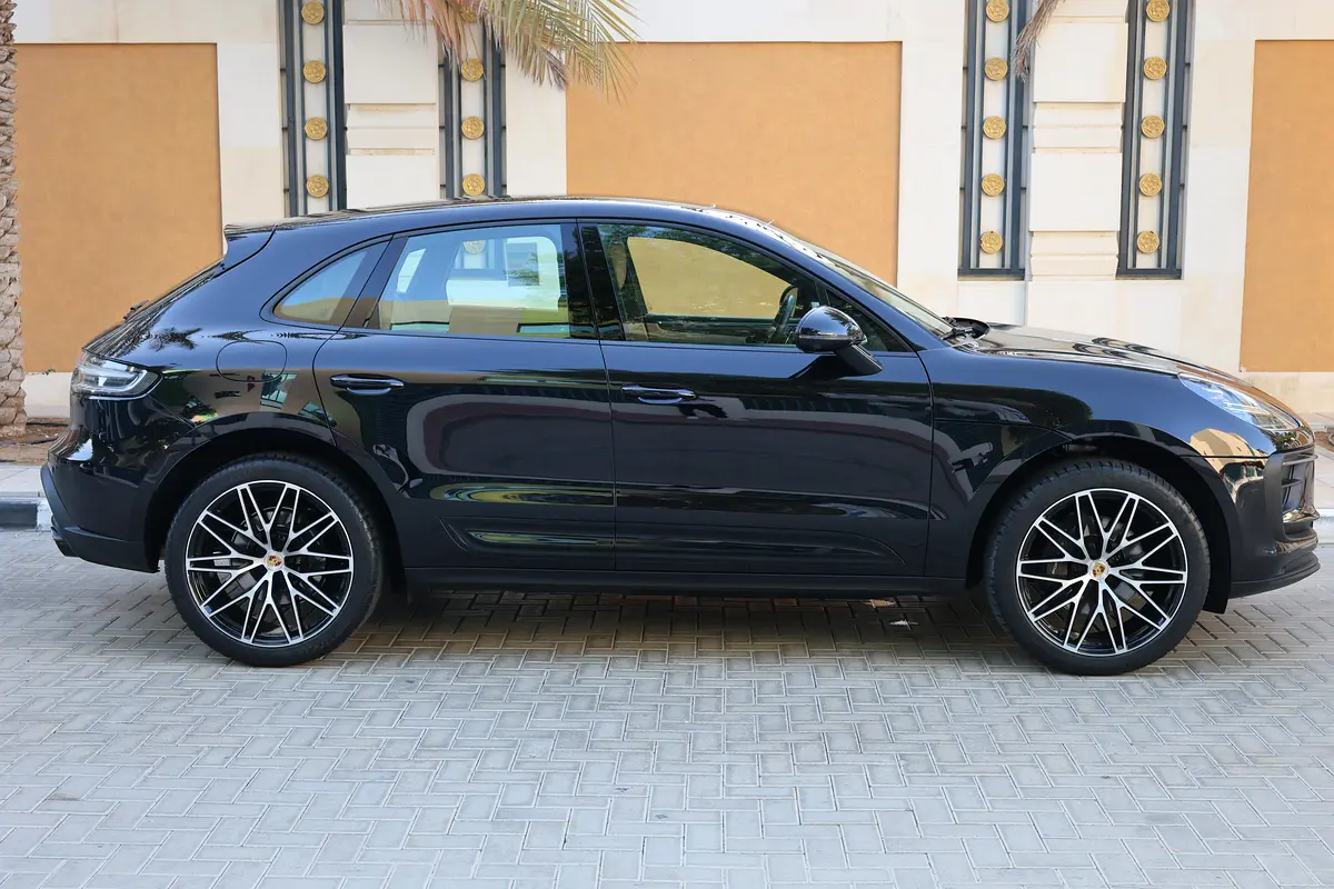 2024 Porsche Macan-46000KM - GCC Specs -UNDER WARRANTY  SERVICE- Brand New - Thumbnail 8