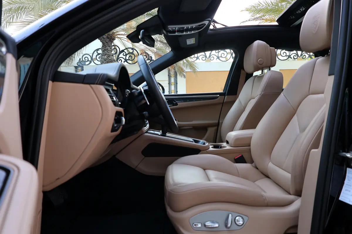 2024 Porsche Macan-46000KM - GCC Specs -UNDER WARRANTY  SERVICE- Brand New - Thumbnail 10