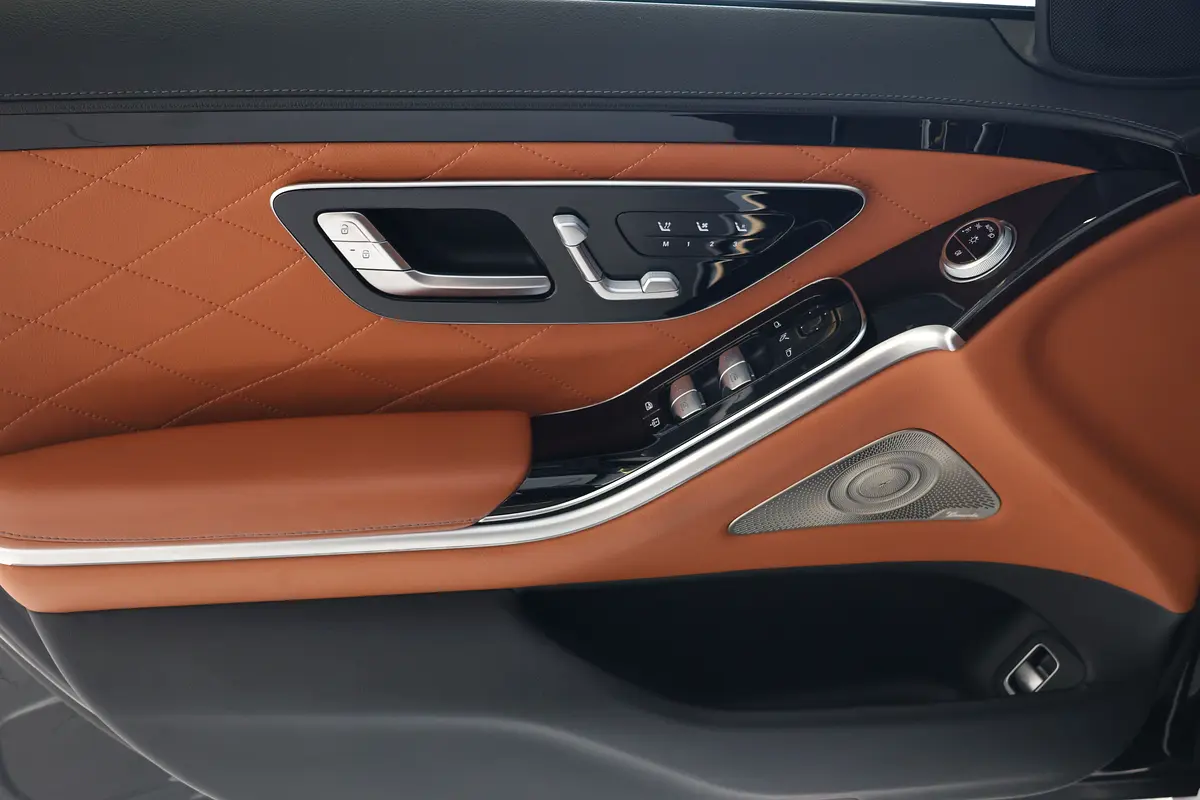 S500 4MATIC - GCC SPECS - WARRANTY / SERVICE 105,000 KM - FULL SERVICE HISTORY - ACCIDENT FREE - - Thumbnail 9