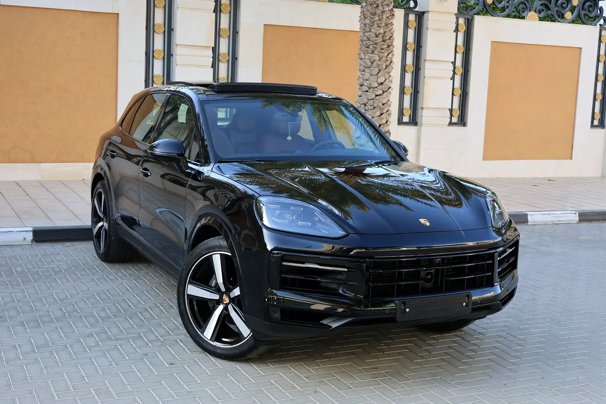 Porsche Cayenne  2024-62000KM-GCC SPECS-5 YEAR  WARRANTY AND  SERVICE CONTRACT  OR 2029 - Thumbnail 2
