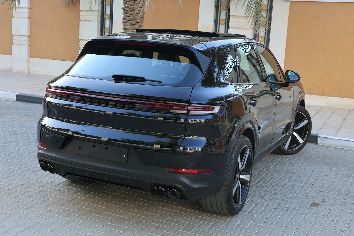 Porsche Cayenne  2024-62000KM-GCC SPECS-5 YEAR  WARRANTY AND  SERVICE CONTRACT  OR 2029 - Thumbnail 3