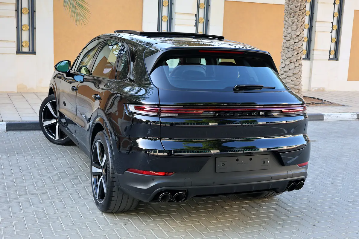 Porsche Cayenne  2024-62000KM-GCC SPECS-5 YEAR  WARRANTY AND  SERVICE CONTRACT  OR 2029 - Thumbnail 4