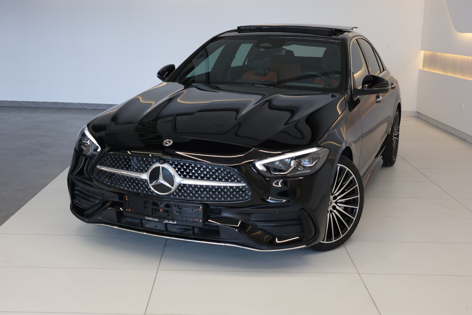 Mercedes-Benz C200-2025-3900KM-GCC Specs-Under warranty & Seems-Brand new